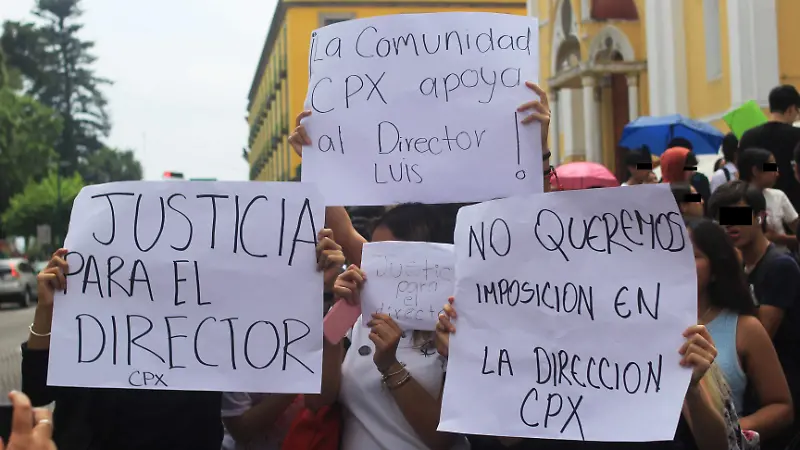 Protestan en Xalapa por presunta imposición de directora en el Colegio Preparatorio